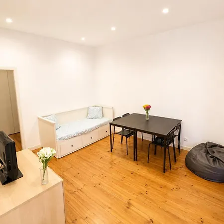 Spacious 2-bedroom Flat Near Saldanha *